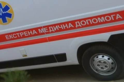 Білий автомобіль швидкої допомоги з написом екстрена медична допомога