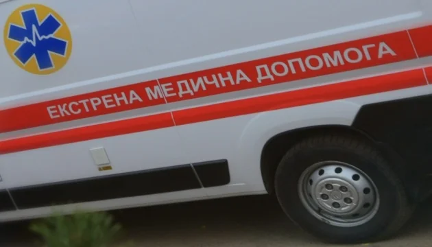Білий автомобіль швидкої допомоги з написом екстрена медична допомога